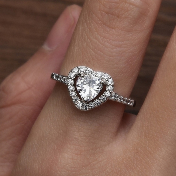 DAZZLING 18K WHITE GOLD PLATED HEART WHITE TOPAZ 2.5CT CZ ENGAGEMENT RING | 8 - Picture 11 of 13